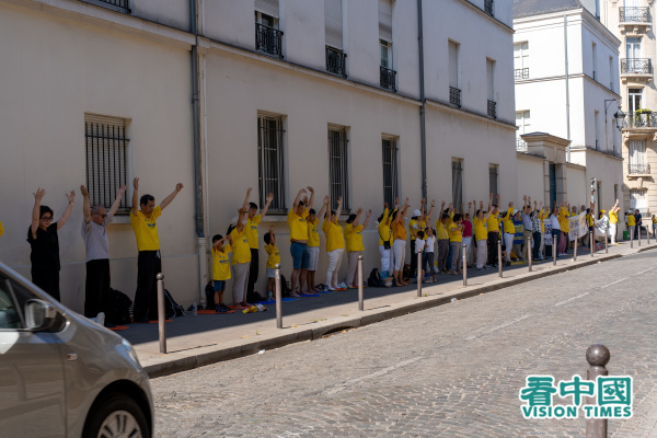 7月16日，法国法轮大法学员在中共驻法国大使馆旁举行反迫害集会。