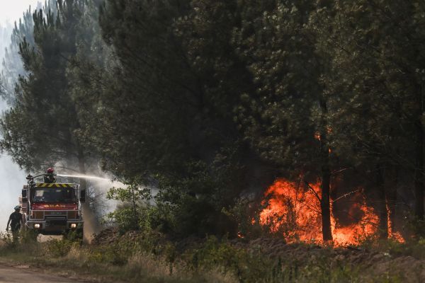 2022年7月17日，消防员试图控制法国西南部吉伦特省Louchats附近的森林大火。