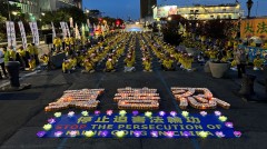 紐約中領館前的夜悼燭光民眾支持(組圖)