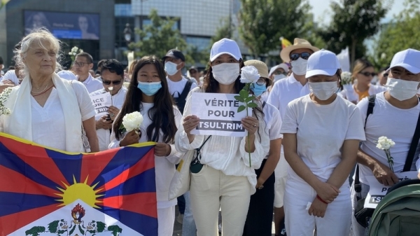 旅法藏人疑遭中國老闆殺害案件引起西藏族群強烈悲痛與憤慨，再度深化對中國長年壓迫的不滿。17日紀念遊行參與者手持「為楚臣要真相」標語。