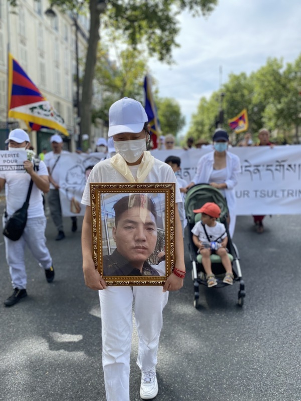 遊行中受害者遺像走在隊伍最前頭為受害藏人楚臣的遺像，遊行過程非常和平。主辦單位表示，目的就是希望呼籲法國司法還受害者一個公道。