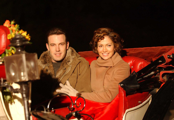 2002 年 11 月 7 日在纽约市拍摄电影期间，珍妮佛罗培兹（Jennifer Lopez）和班艾佛列克（Ben Affleck）一同乘坐马车。
