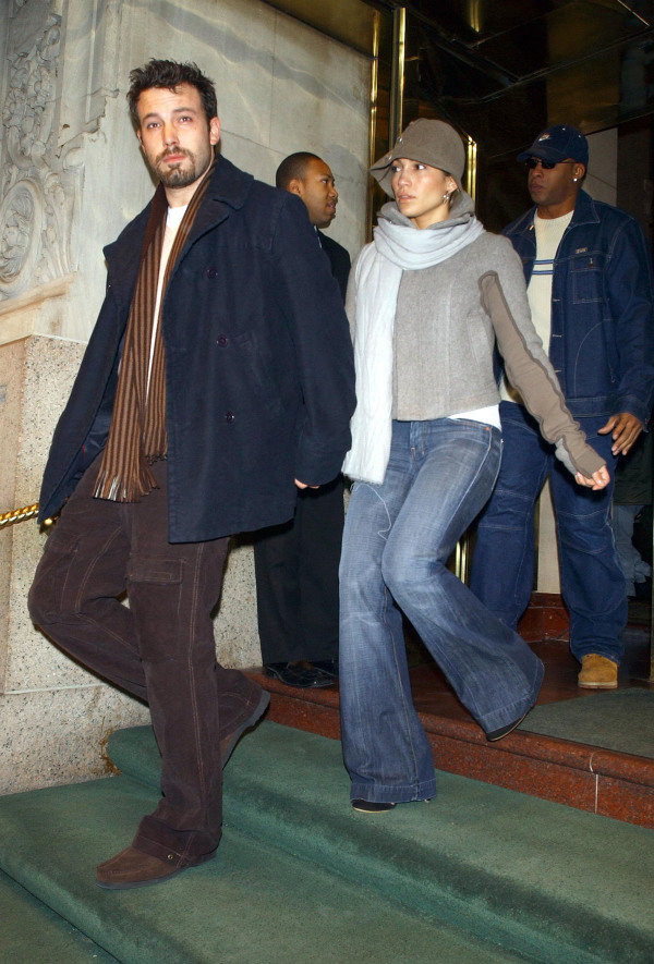 珍妮佛罗培兹（Jennifer Lopez）和班艾佛列克（Ben Affleck）2003 年 12 月 12 日，演员本阿弗莱克和女演员/歌手詹妮弗洛佩兹离开市中心的一家酒店，前往纽约市进行一些假日购物。