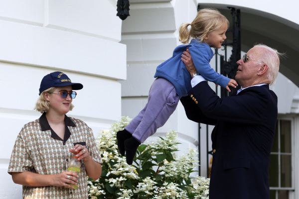 圖為2020年6月30日，美國總統拜登在結束於西班牙馬德里召開的北約峰會後，回到華盛頓DC的白宮，受到他的孫子、孫女們的歡迎。（圖片來源：Alex Wong/Getty Images）