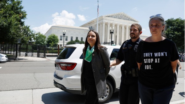 2022年7月19日，美國國會眾議員AOC在最高法院前參加靜坐抗議被捕（圖片來源： Anna Moneymaker/Getty Images）