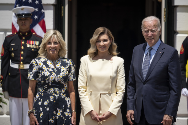 2022年7月19日，美國總統拜登夫婦在白宮歡迎烏克蘭第一夫人奧萊娜·澤連斯卡（Olena Zelenska，中）訪美。美烏兩國關係繼續升溫。（圖片來源：Drew Angerer/Getty Images）