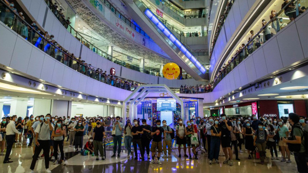 圖為2021年7月，香港市民在商場內觀看奧運比賽。（圖片來源：Getty Images）