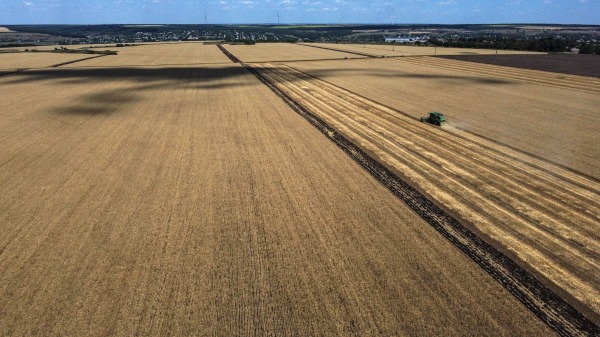 2022年7月15日，世界最大糧倉之一烏克蘭頓涅茨克州克拉馬托爾斯克附近的一名農民正在收割小麥。（圖片來源：MIGUEL MEDINA/AFP via Getty Image）