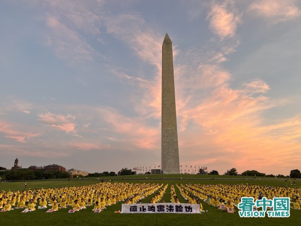 在美国首都华盛顿纪念碑下，法轮功学员手捧烛光，悼念23年来为坚持信仰而被迫害离世的法轮功学员