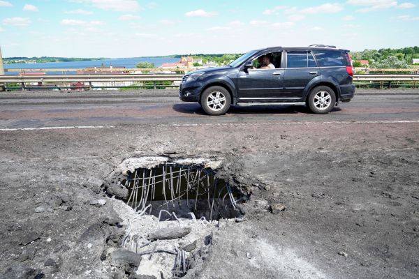 圖為2022 年 7 月 21 日拍攝的照片，顯示烏克蘭南部在赫爾松（Kherson）跨越第聶伯河（Dnipro river）的安東諾夫斯基（Antonivskiy）大橋上的一個彈坑。烏克蘭軍隊使用美國援助的海馬斯火箭彈襲擊了這座橋樑，切斷了該地區的交通，這座大橋是俄羅斯軍隊關鍵的補給運輸線路。（圖片來源：STRINGER/AFP via Getty Images）