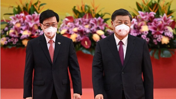 「講好中國故事」是中共中央總書記習近平提出的對外宣傳的口號。香港特首李家超（左）也把「講好香港故事」掛在嘴邊。（圖片來源：Getty Images）