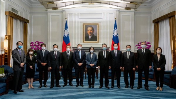 总统接见“思考日本安全保障议员之会”访台团