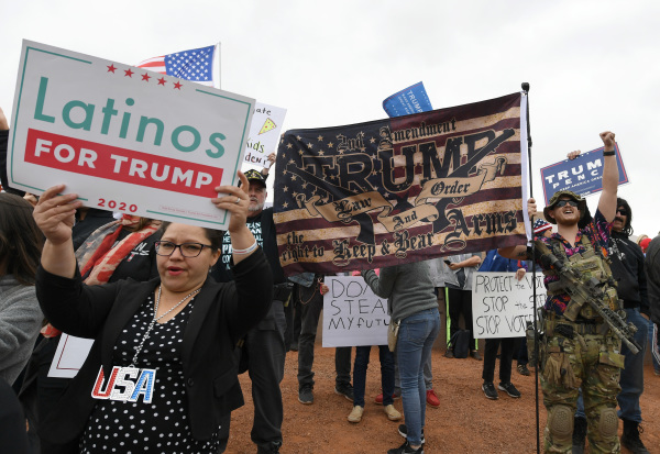 圖為2020 年 11 月 7 日，美國內華達州的拉丁裔選民上街支持時任總統川普。（圖片來源：Ethan Miller/Getty Images）