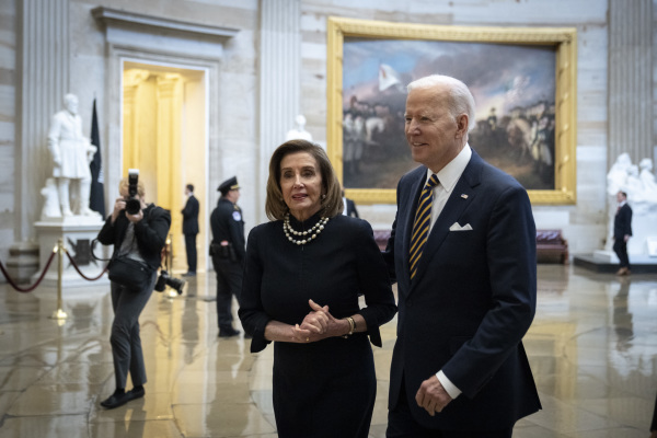 美國總統拜登（右）和美國眾議院議長南希·佩洛西（Nancy Pelosi）。（圖片來源：Drew Angerer/Getty Images）