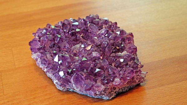 不同的水晶，对人体产生的作用亦不相同。像紫水晶的能量，可全面提升身体各部分的“自愈”能力。