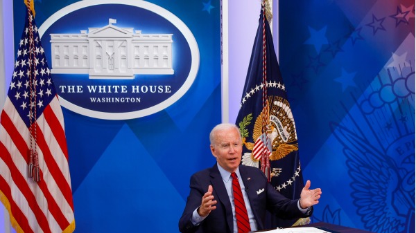 2022年7月1日，美国总统拜登与多位民主党州长开虚拟会议讨论堕胎问题。（图片来源：Tasos Katopodis/Getty Images）