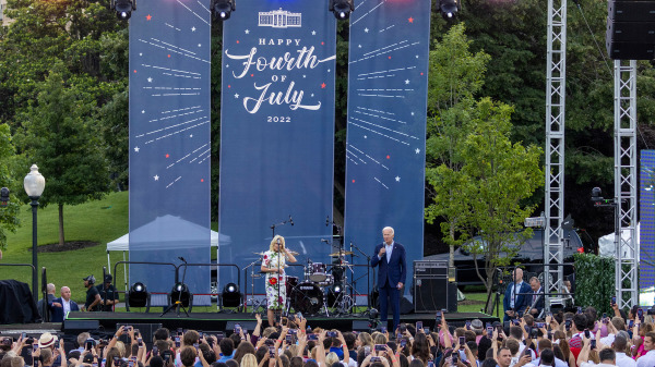 2022年7月4日，拜登一家在白宫南草坪上与军人家属和其他客人一起举办独立日烧烤和音乐会，乔．拜登（Joe Biden）总统和美国第一夫人吉尔．拜登（Jill Biden）向人群致意。
