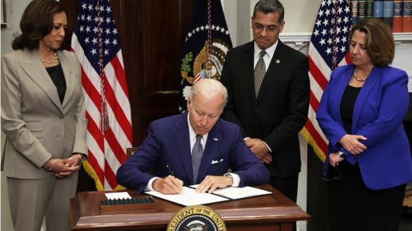 2022年7月8日，美国总统拜登签署一项有关保护堕胎的行政令。（图片来源： Alex Wong/Getty Images）