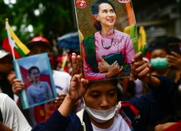 2022年7月26日，缅甸驻曼谷大使馆外举行的反对缅甸军政府处决四名囚犯的示威活动中，民众手举昂山素季的画像。