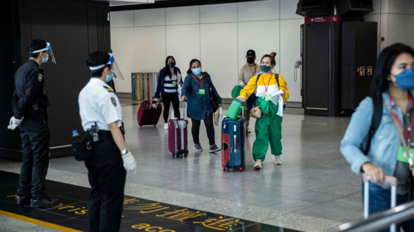 消息指，香港政府很大机会在10月19日宣布社会复常，并向全球旅客赠送50万张机票。图为抵达香港机场的旅客。（图片来源：Getty Images）