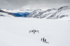 瑞士冰川融化驚現白骨半世紀飛機殘骸(圖)