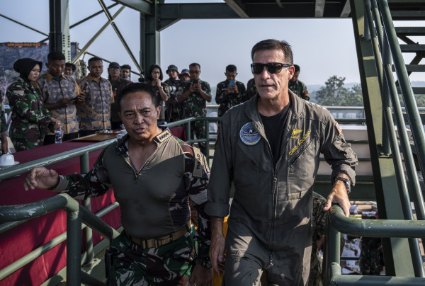 2022 年 8 月 12 日，美國和印度尼西亞及其它盟國在印度尼西亞的南蘇門答臘巴圖拉惹（Baturaja）開始舉行為期兩週的的 2022 年「超級神鷹之盾」（Super Garuda Shield）聯合軍事演習。演習期間，美國印太司令部司令約翰·阿奎利諾上將（Admiral John Aquilino，右）與印度尼西亞武裝部隊總司令安迪卡·佩爾卡薩 （Andika Perkasa，左）走在一起。（圖片來源：JUNI KRISWANTO/AFP via Getty Images）