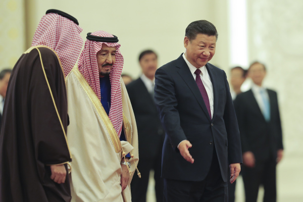 2017年3月16日，習近平在北京歡迎到訪的沙烏地阿拉伯國王薩勒曼．本．阿卜杜勒阿齊茲．阿勒沙特。