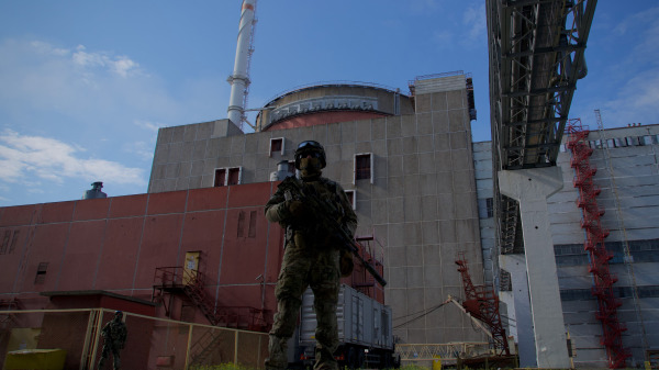 在俄羅斯軍隊組織的一次媒體訪問期間，一名俄羅斯士兵站在烏克蘭扎波羅熱核電站第二反應爐外的領土上警戒。