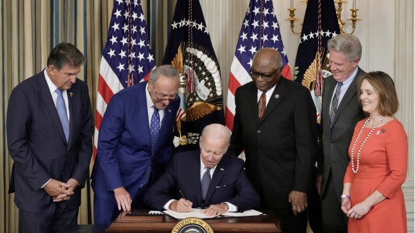 2022年8月16日，美国总统拜登签署《减少通货膨胀法》（图片来源：Drew Angerer/Getty Images）