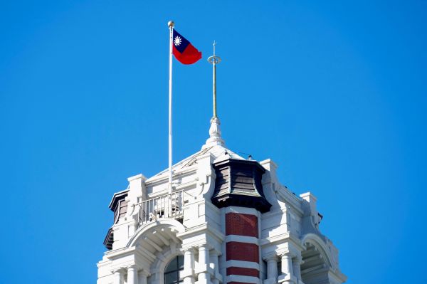 圖為台灣總統府的樓頂塔樓及上面的台灣國旗。（圖片來源：SAM YEH/AFP via Getty Images）