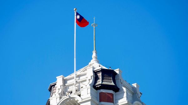 圖為台灣總統府的樓頂塔樓及上面的台灣國旗。