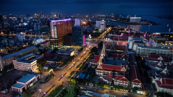 金边钻石岛地区（Diamond Island area of Phnom Penh）夜景。来自中国的资金建造了新的道路、机场、摩天大楼、水坝、酒店、赌场、餐厅和公寓。
