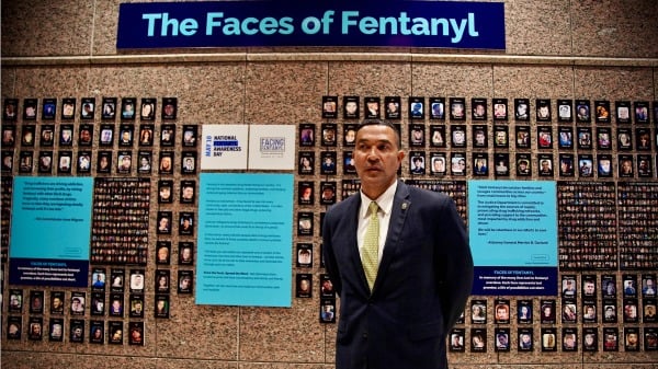2022年7月13日，在美国弗吉尼亚州阿灵顿的缉毒署总部，缉毒署 (DEA) 运营主管雷・多诺万 (Ray Donovan) 站在“芬太尼的面孔”墙边，墙上展示着死于芬太尼过量的美国人的照片。