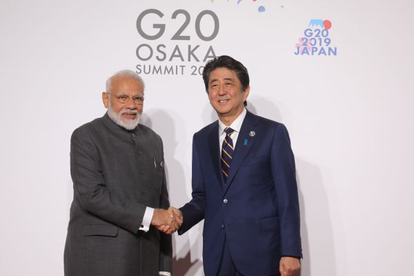2019年6月28日，在大阪举行的G20峰会上，日本前首相安倍晋迎接印度总理莫迪。
