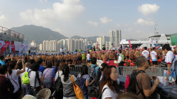 图为2015年香港举行维港渡海泳比赛。（图片来源：Exploringlife/Wikipedia/CC BY-SA 4.0）