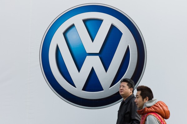 2011年2月7日，行人走过位于上海的德国大众汽车公司的标志前。