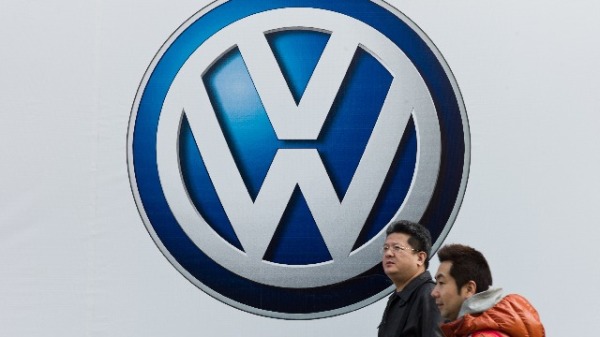 2011年2月7日，行人走过位于上海的德国大众汽车公司的标志前。2(16:9)