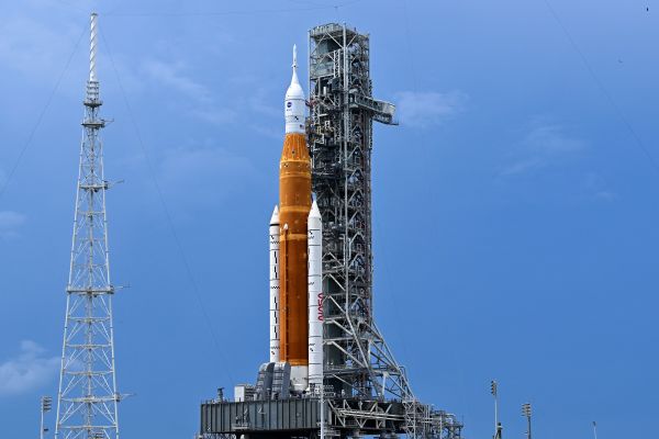 2022年8月26日，阿耳忒弥斯 I 号无人登月火箭位于佛罗里达州卡纳维拉尔角肯尼迪航天中心的发射台上，预计将于8月29日发射。