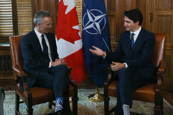 圖為2018 年 4 月 4 日，加拿大總理賈斯汀·特魯多（Justin Trudeau，右）在安大略省渥太華的總理辦公室與到訪的北約秘書長延斯·斯托爾滕貝格（Jens Stoltenberg，左）舉行會談。（圖片來源：LARS HAGBERG/AFP via Getty Images）
