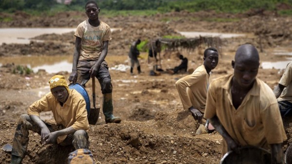 2017年4月10日，一群 Galamseyer（非法淘金者）在迦納南部的 Kibi 地區工作。 