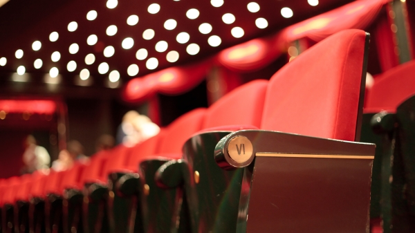 為何戲院或劇院椅子大多是紅色的呢？原來真相是這樣！看完真的長知識了！