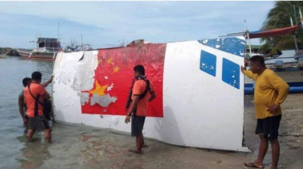 菲律宾海岸警卫队公布照片指称，在苏禄海北端的民都洛岛海岸上，有渔民打捞起一块长3公尺、宽2公尺，重量达100公斤的火箭残骸。