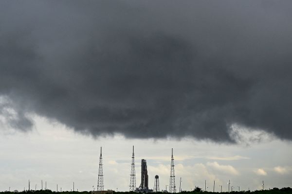 2022 年 8 月 29 日，美国佛罗里达州卡纳维拉尔角（Cape Canaveral）肯尼迪航天中心的阿耳忒弥斯 I 号（Artemis I）新探月火箭位于发射台上。由于天气问题以及燃料泄露和发动机问题，美国宇航局（NASA）在点火最后时刻取消了这次有史以来最大的探月火箭发射。（图片来源：CHANDAN KHANNA/AFP via Getty Images）