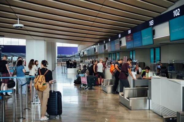 2022年8月19日，芬蘭萬塔的赫爾辛基機場2號航站樓內的旅客。