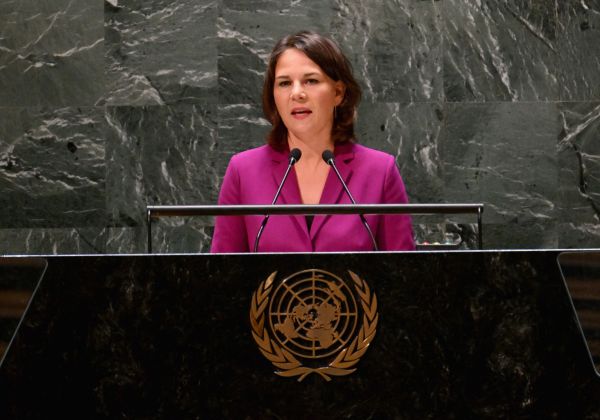 2022年8月1日，德国外交部长安娜莱娜·贝尔博克在联合国举行的不扩散核武器条约缔约国2022年审议大会上发表讲话。