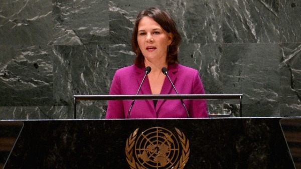 2022年8月1日，德国外交部长安娜莱娜・贝尔博克在联合国举行的不扩散核武器条约缔约国2022年审议大会上发表讲话。