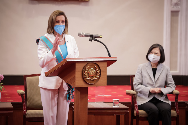 2022 年 8 月 3 日，美国国会众议院议长南希・佩洛西（Nancy Pelosi，左）在台湾台北的总统办公室接受台湾总统蔡英文（右）颁发的特种大绶卿云勋章后发表讲话。佩洛西率领的美国国会代表团于2日晚间抵达台湾，佩洛西成为25年来访问台湾的美国最高级别民选官员。（图片来源：Handout/Getty Images）