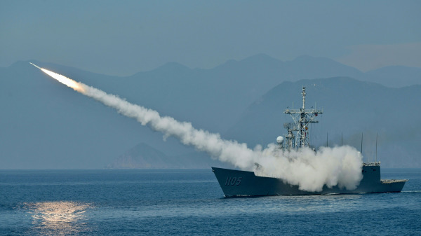台湾海军在一年一度的韩光演习期间，从一艘护卫舰发射了一枚美国制造的标准导弹。