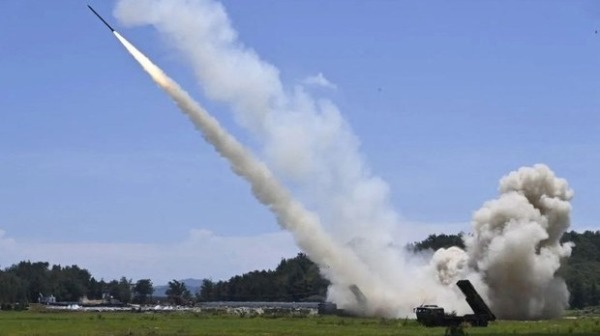 東部戰區公布8月4日對臺發射導彈的照片，所發射的11枚導彈中，有4枚穿過了臺灣陸地上空。（圖片來源:東部戰區）