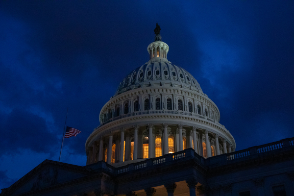夜间仍在工作的美国国会大厦。（图片来源：Anna Rose Layden/Getty Images）